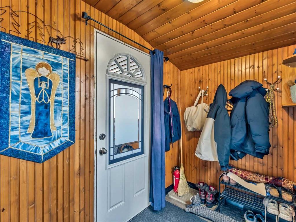 125 Foster Street Se, Seven Persons, AB - Indoor Photo Showing Other Room
