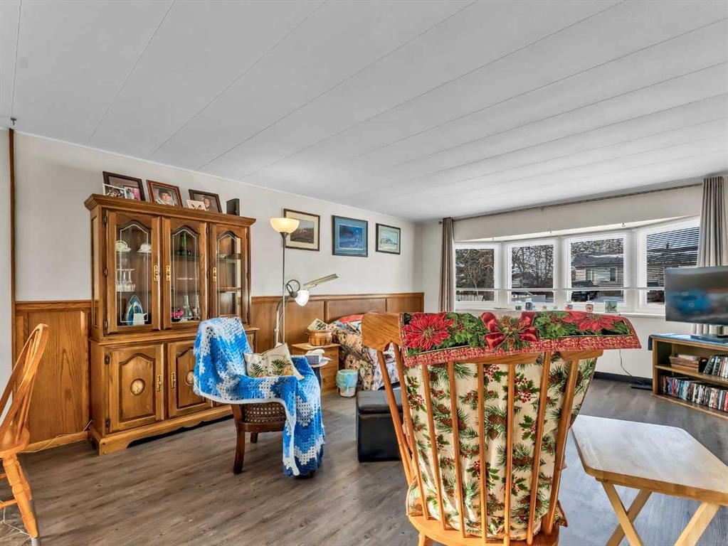 125 Foster Street Se, Seven Persons, AB - Indoor Photo Showing Dining Room