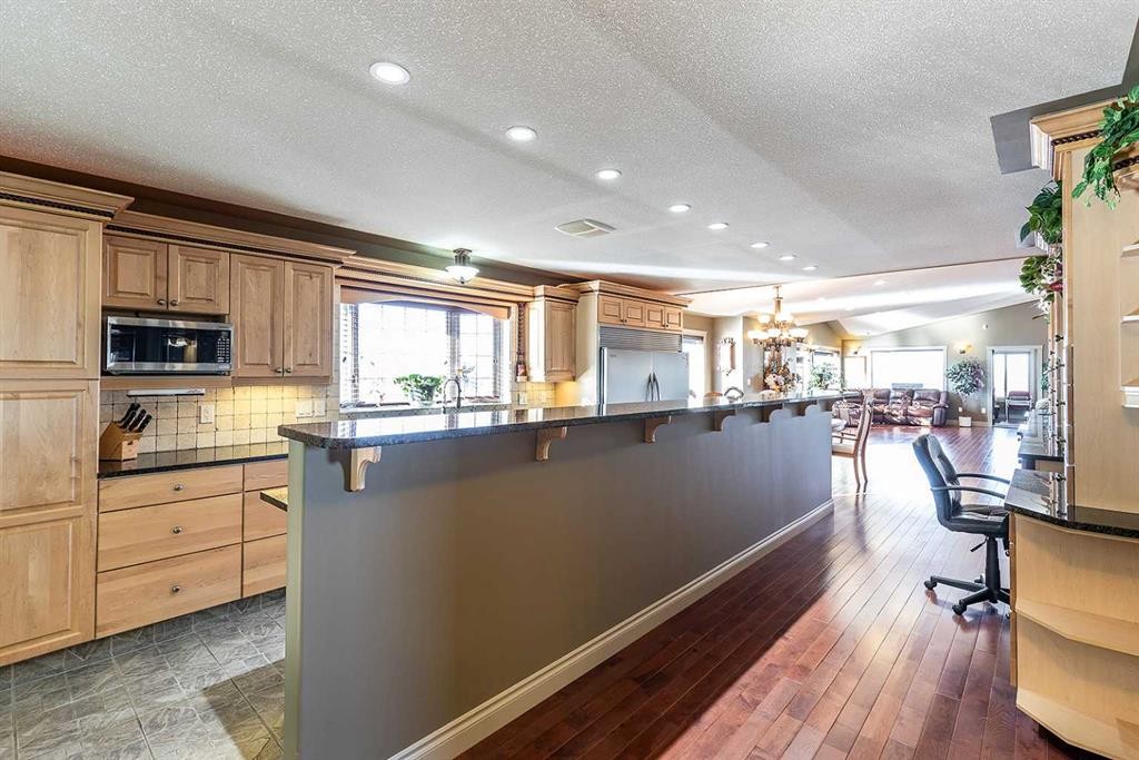 770 Eagle Ridge Drive, Dunmore, AB - Indoor Photo Showing Kitchen