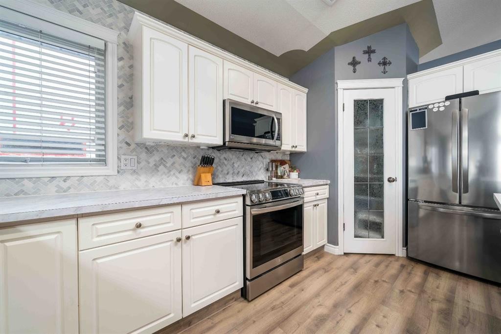 110 Redcliff Way Sw, Redcliff, AB - Indoor Photo Showing Kitchen With Stainless Steel Kitchen With Upgraded Kitchen