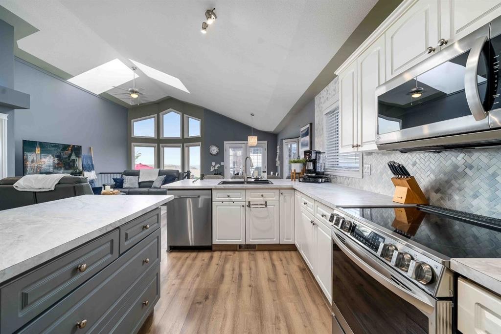 110 Redcliff Way Sw, Redcliff, AB - Indoor Photo Showing Kitchen