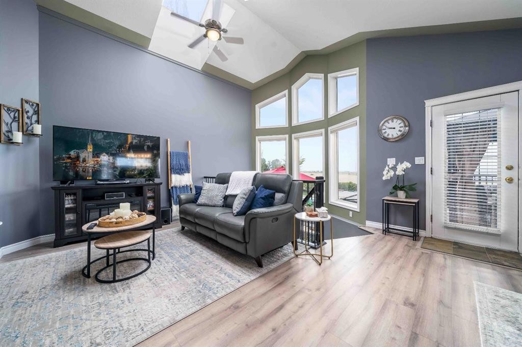 110 Redcliff Way Sw, Redcliff, AB - Indoor Photo Showing Living Room