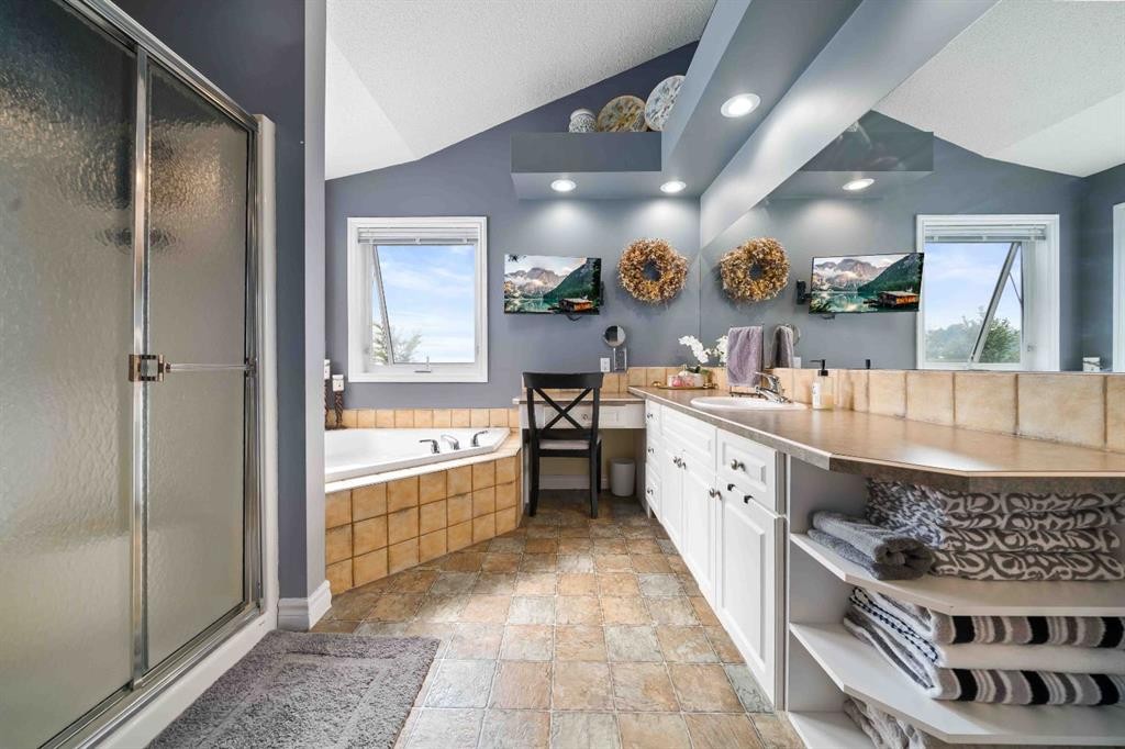 110 Redcliff Way Sw, Redcliff, AB - Indoor Photo Showing Bathroom