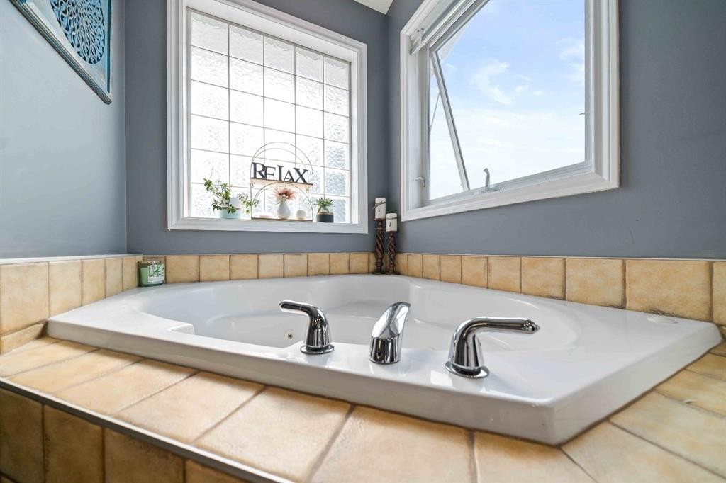 110 Redcliff Way Sw, Redcliff, AB - Indoor Photo Showing Bathroom