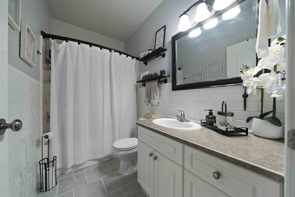 110 Redcliff Way Sw, Redcliff, AB - Indoor Photo Showing Bathroom