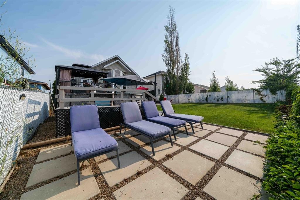 110 Redcliff Way Sw, Redcliff, AB - Outdoor With Deck Patio Veranda