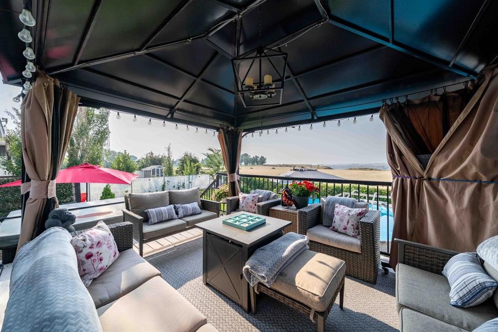 110 Redcliff Way Sw, Redcliff, AB - Outdoor With Deck Patio Veranda With Exterior