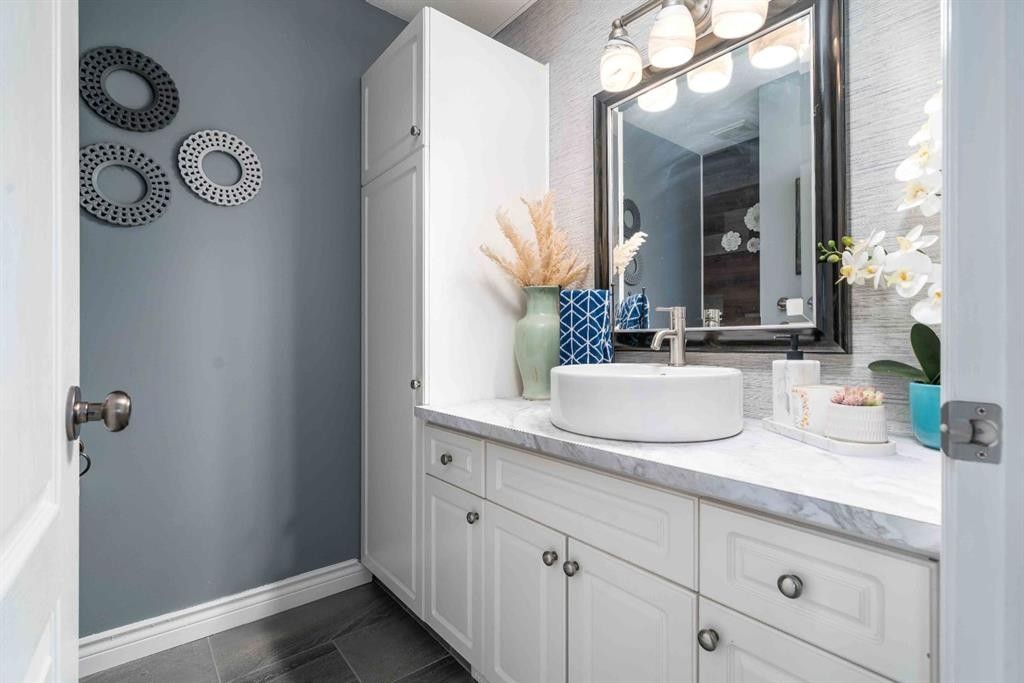 110 Redcliff Way Sw, Redcliff, AB - Indoor Photo Showing Bathroom