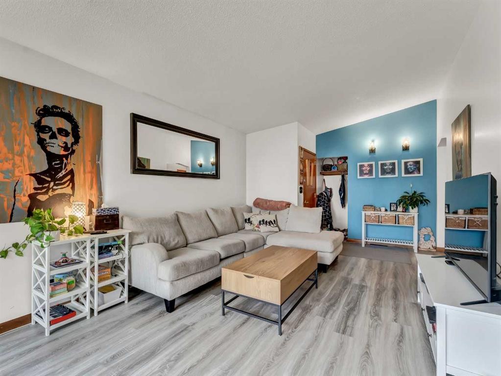 164 Muir Crescent Nw, Medicine Hat, AB - Indoor Photo Showing Living Room