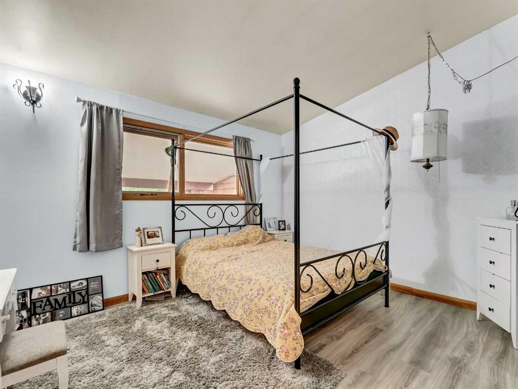 164 Muir Crescent Nw, Medicine Hat, AB - Indoor Photo Showing Bedroom