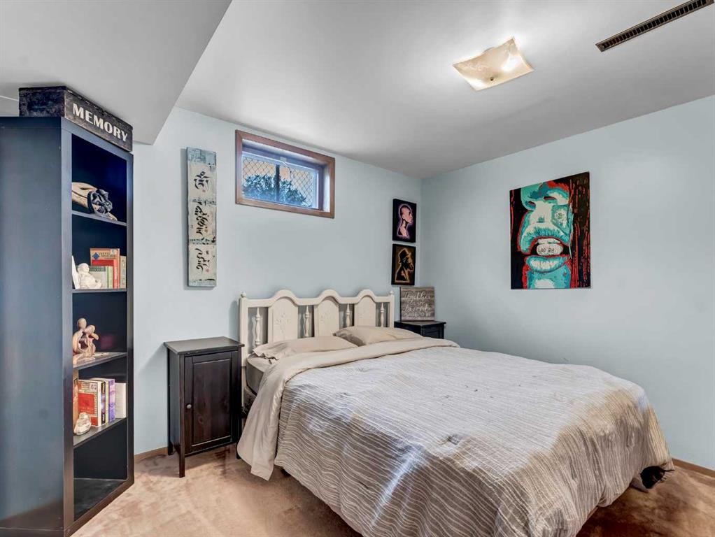 164 Muir Crescent Nw, Medicine Hat, AB - Indoor Photo Showing Bedroom