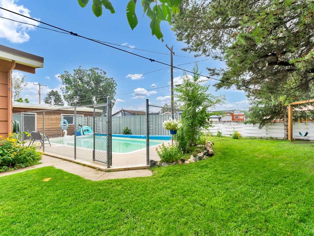 164 Muir Crescent Nw, Medicine Hat, AB - Outdoor With In Ground Pool