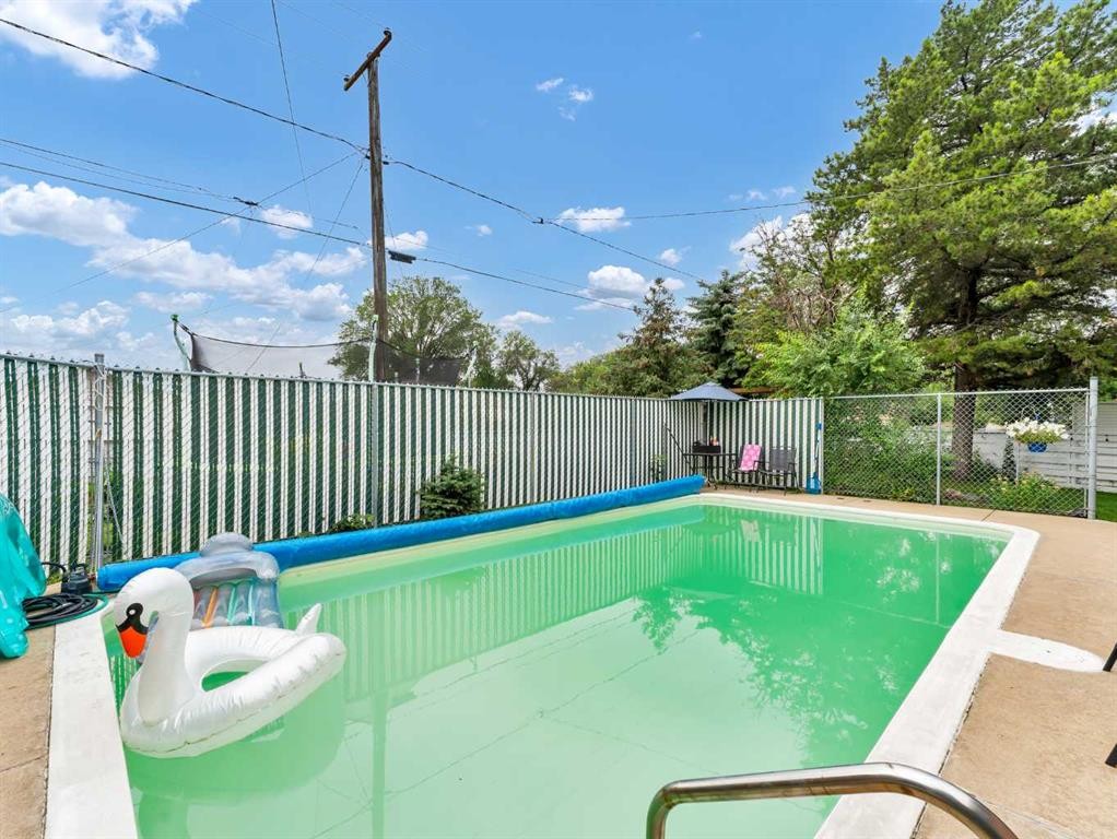 164 Muir Crescent Nw, Medicine Hat, AB - Outdoor With In Ground Pool