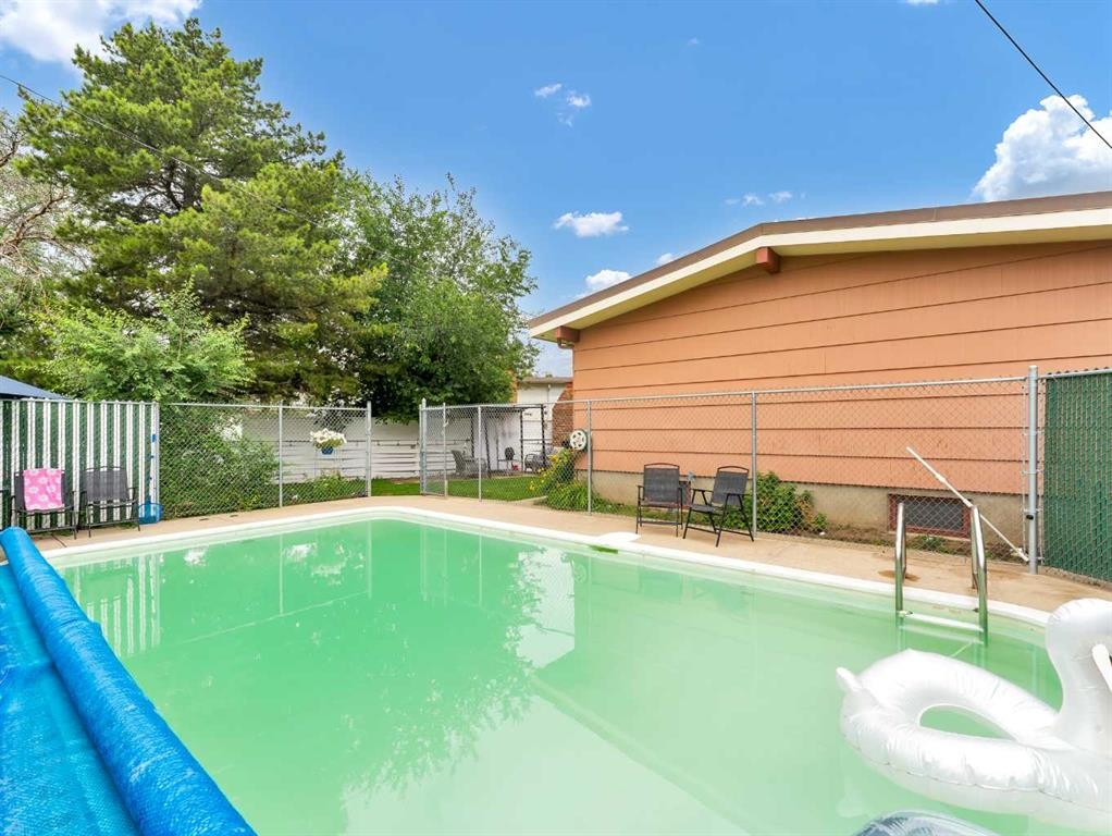 164 Muir Crescent Nw, Medicine Hat, AB - Outdoor With In Ground Pool