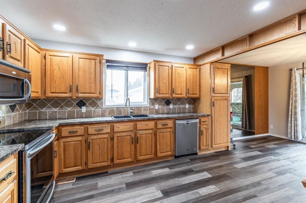 1919 9 Avenue Ne, Medicine Hat, AB - Indoor Photo Showing Kitchen With Double Sink