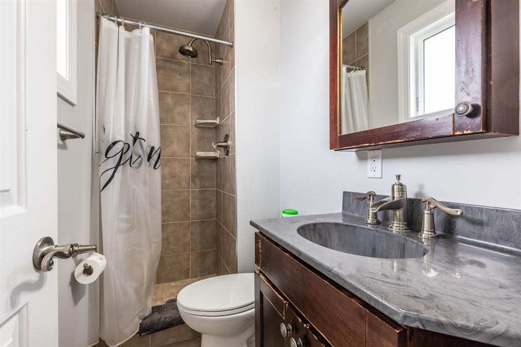 1919 9 Avenue Ne, Medicine Hat, AB - Indoor Photo Showing Bathroom