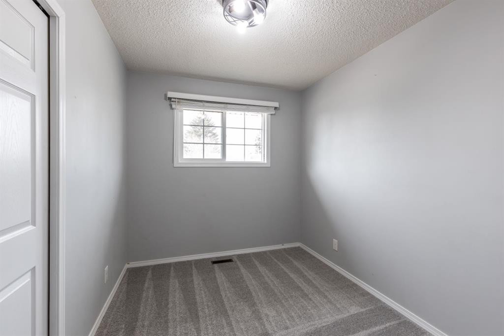1919 9 Avenue Ne, Medicine Hat, AB - Indoor Photo Showing Other Room