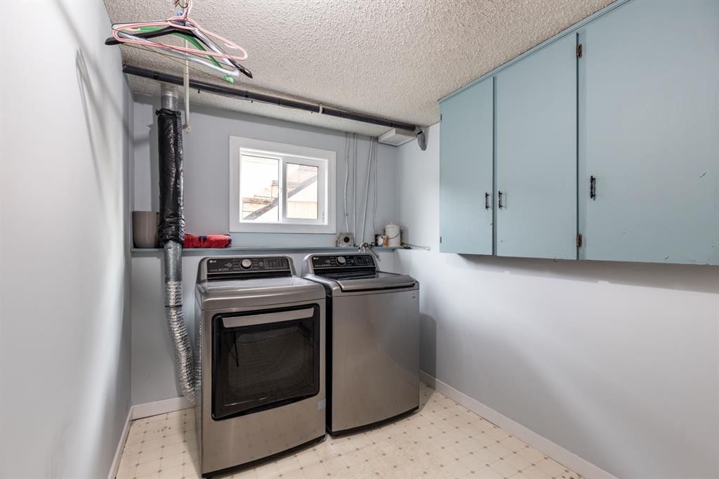 1919 9 Avenue Ne, Medicine Hat, AB - Indoor Photo Showing Laundry Room