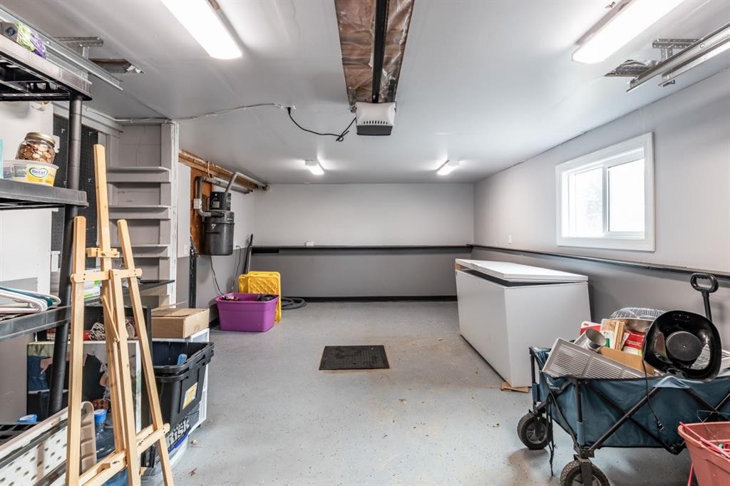 1919 9 Avenue Ne, Medicine Hat, AB - Indoor Photo Showing Garage