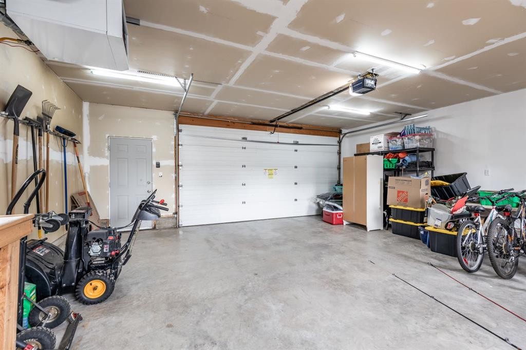 1919 9 Avenue Ne, Medicine Hat, AB - Indoor Photo Showing Garage
