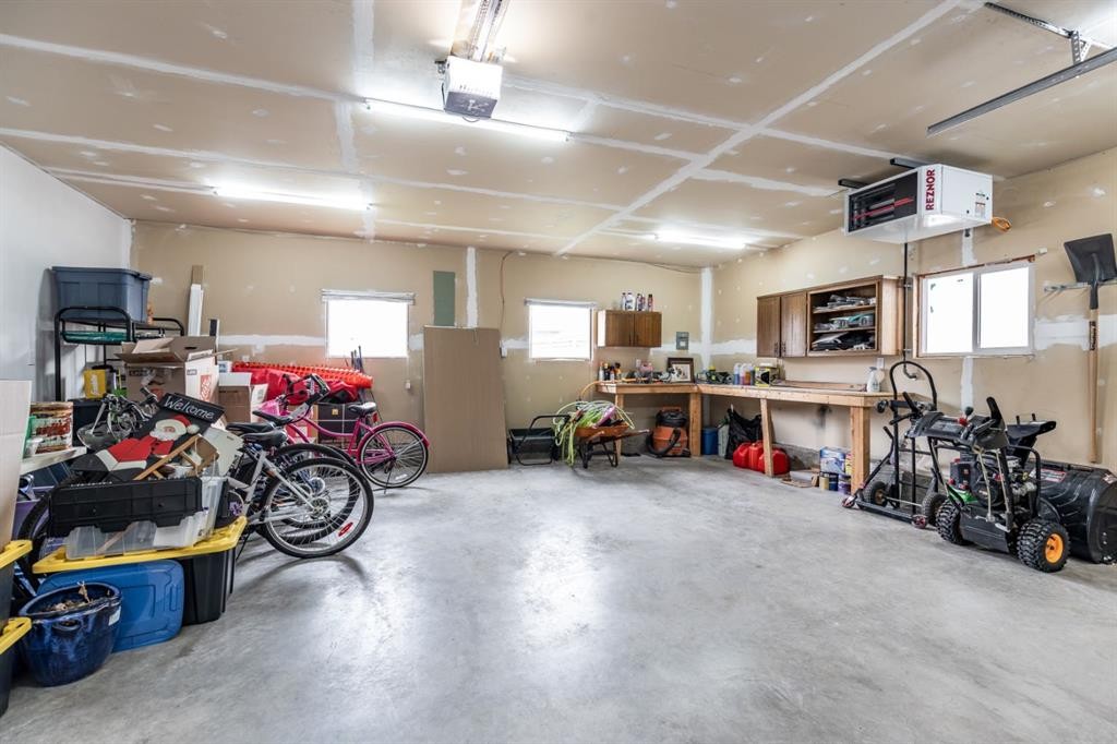 1919 9 Avenue Ne, Medicine Hat, AB - Indoor Photo Showing Garage