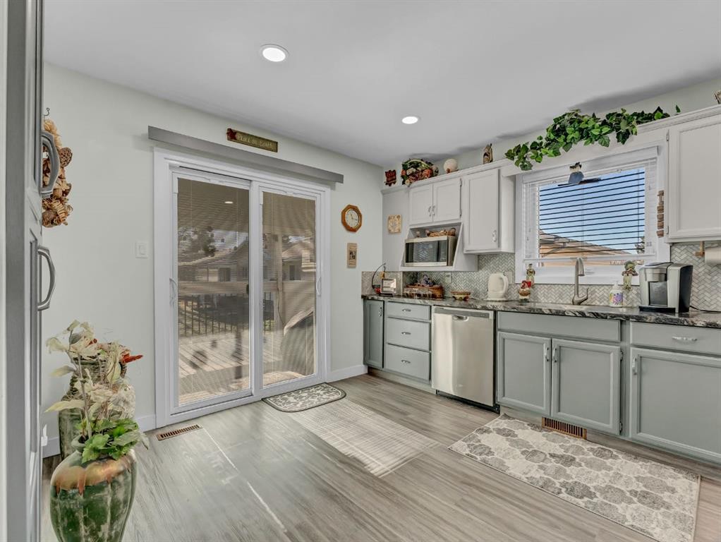 30-459 Carry Drive Se, Medicine Hat, AB - Indoor Photo Showing Kitchen