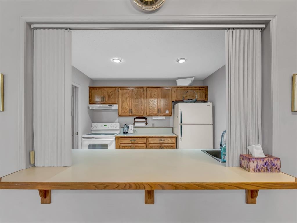 30-459 Carry Drive Se, Medicine Hat, AB - Indoor Photo Showing Kitchen