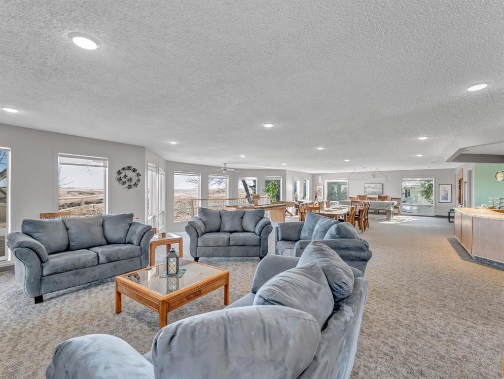 30-459 Carry Drive Se, Medicine Hat, AB - Indoor Photo Showing Living Room