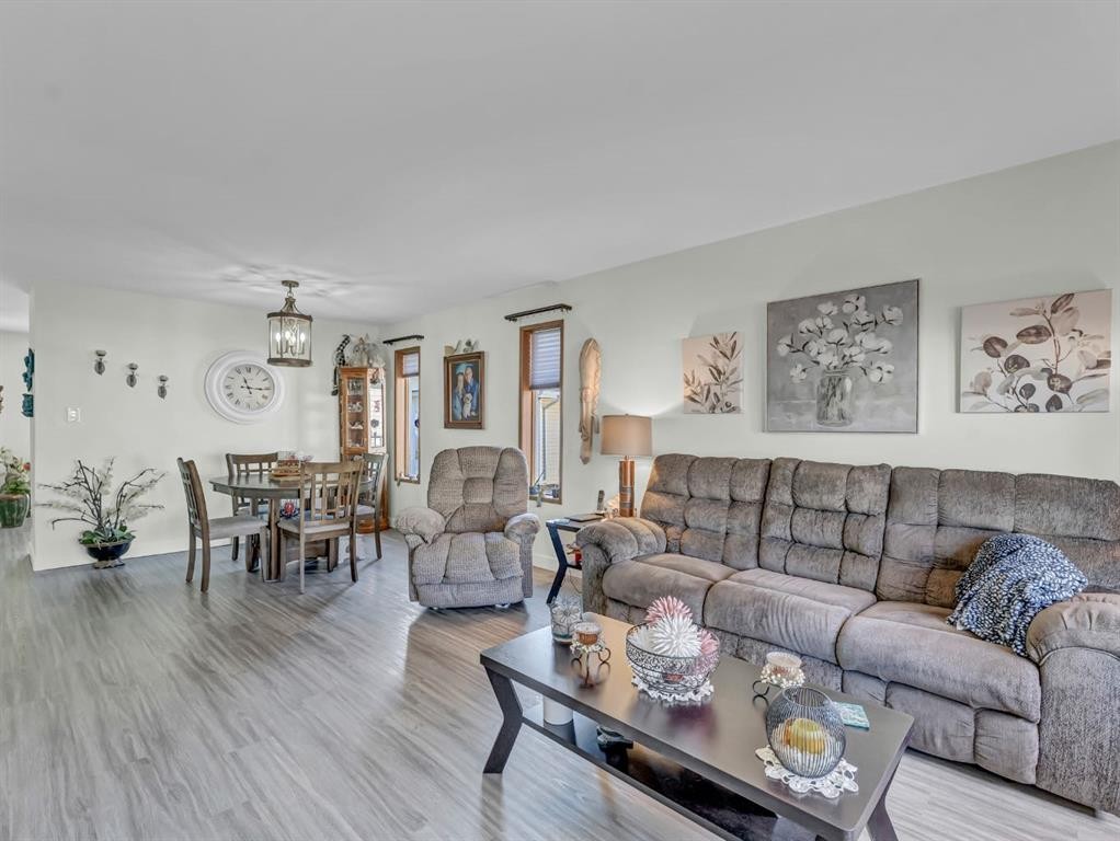 30-459 Carry Drive Se, Medicine Hat, AB - Indoor Photo Showing Living Room