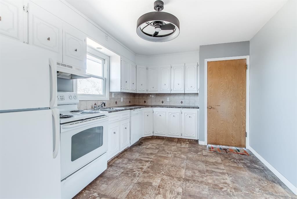 428 2 Street, Suffield, AB - Indoor Photo Showing Kitchen