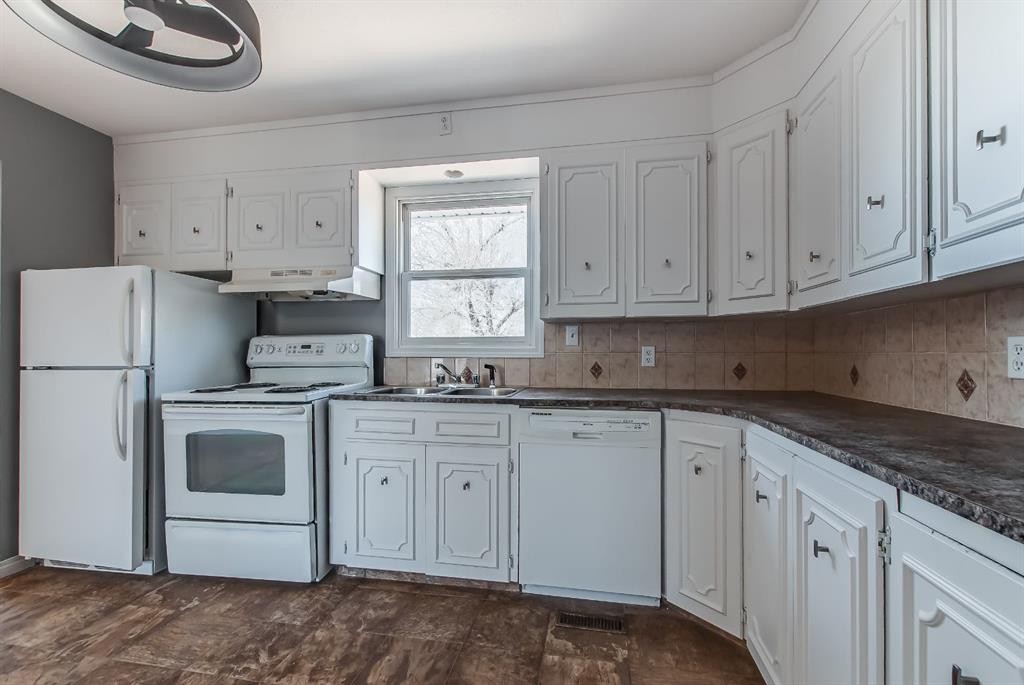 428 2 Street, Suffield, AB - Indoor Photo Showing Kitchen With Double Sink