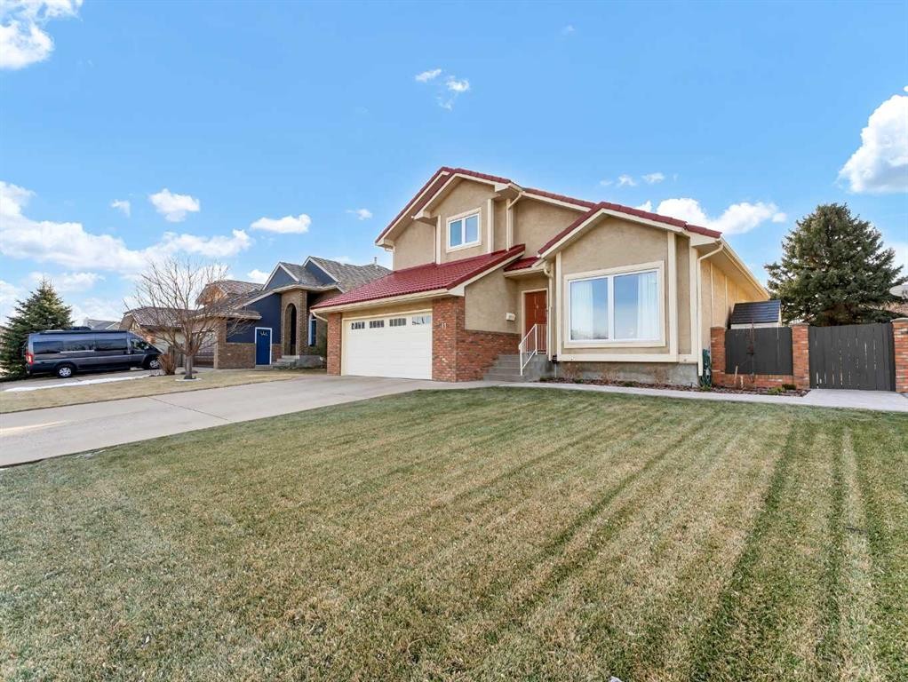 11 Taylor Crescent Se, Medicine Hat, AB - Outdoor With Facade