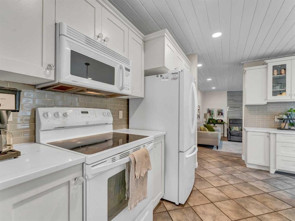 11 Taylor Crescent Se, Medicine Hat, AB - Indoor Photo Showing Kitchen