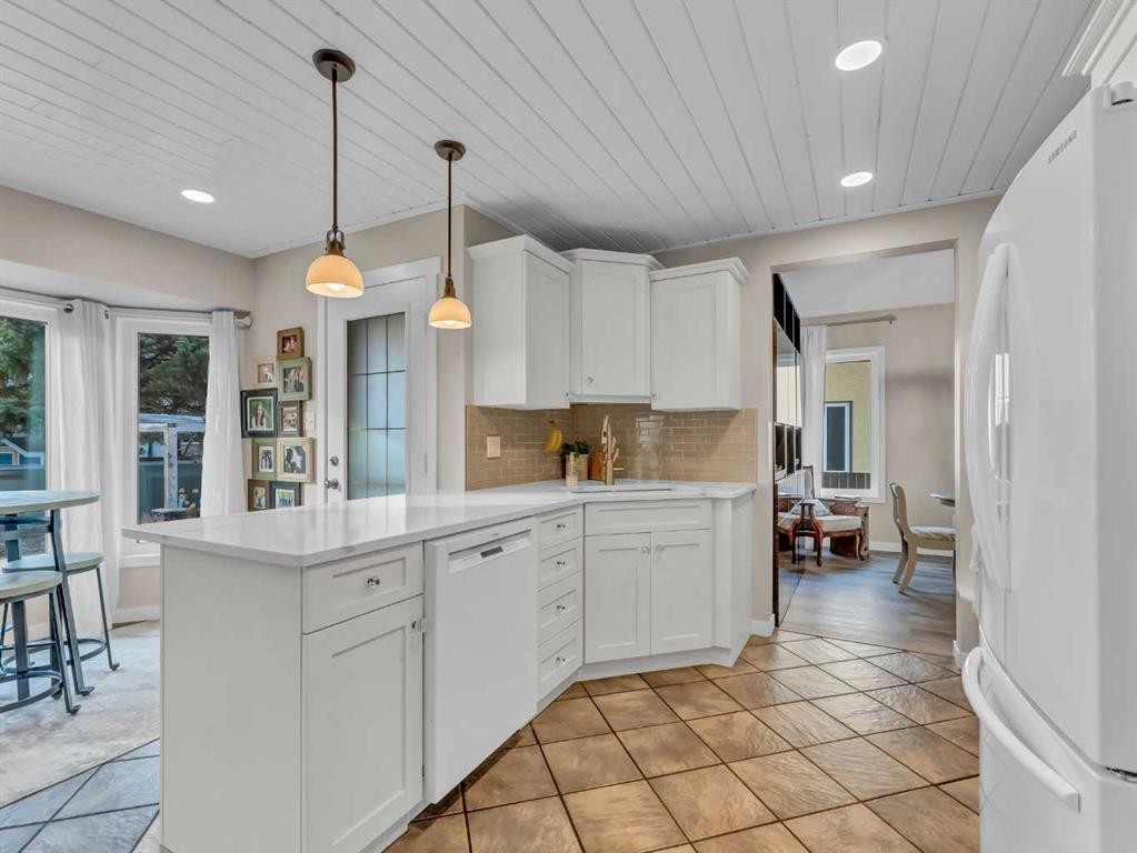 11 Taylor Crescent Se, Medicine Hat, AB - Indoor Photo Showing Kitchen