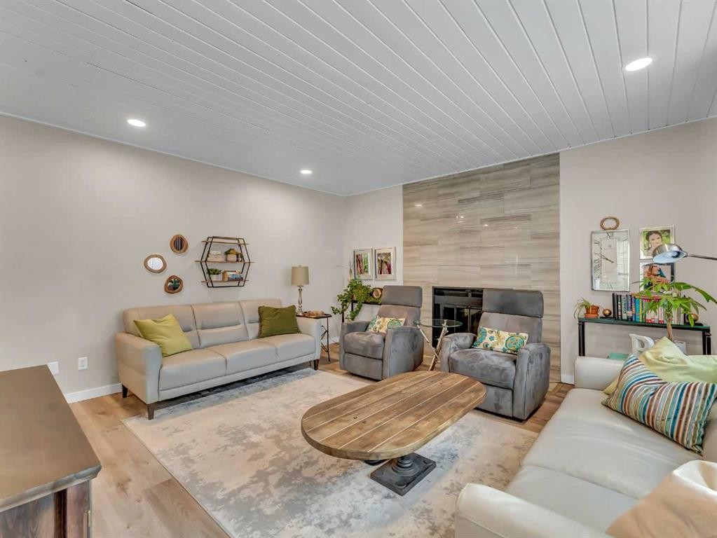 11 Taylor Crescent Se, Medicine Hat, AB - Indoor Photo Showing Living Room With Fireplace