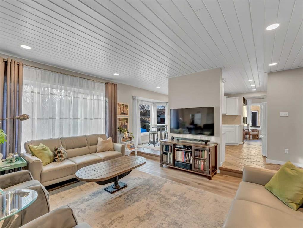 11 Taylor Crescent Se, Medicine Hat, AB - Indoor Photo Showing Living Room