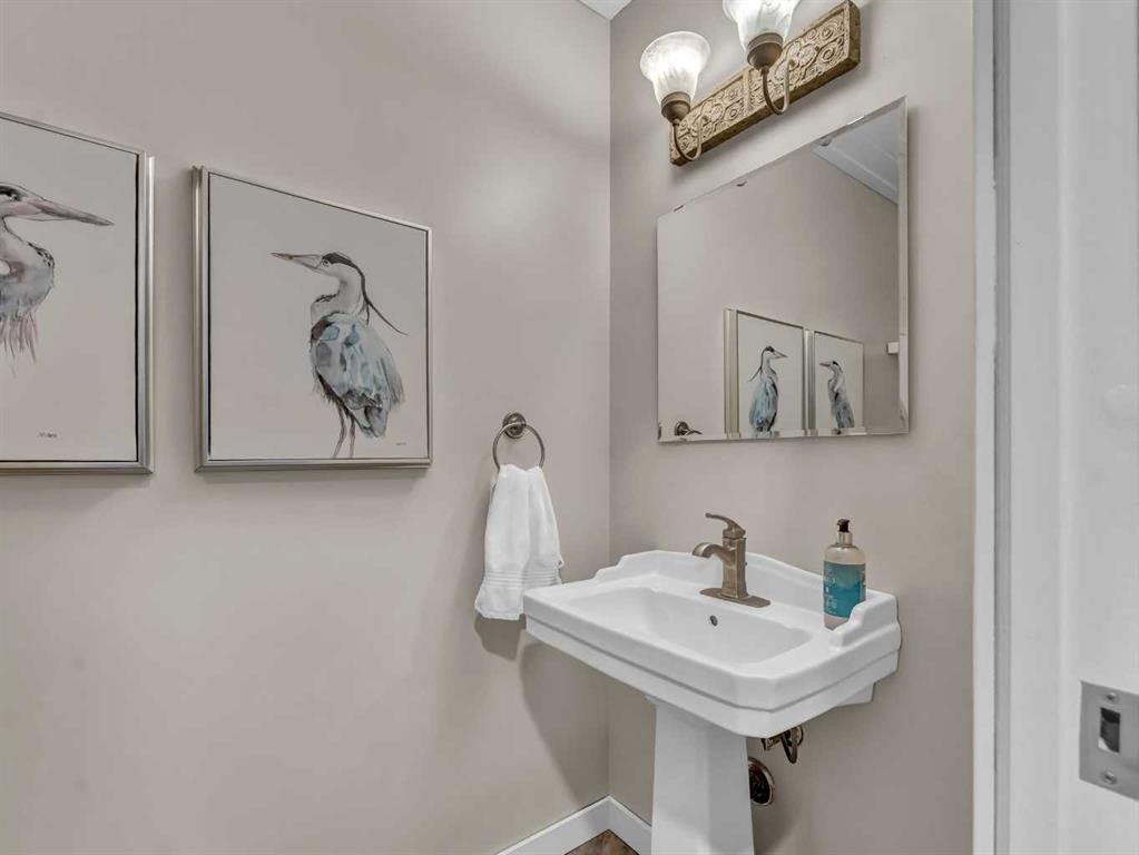 11 Taylor Crescent Se, Medicine Hat, AB - Indoor Photo Showing Bathroom