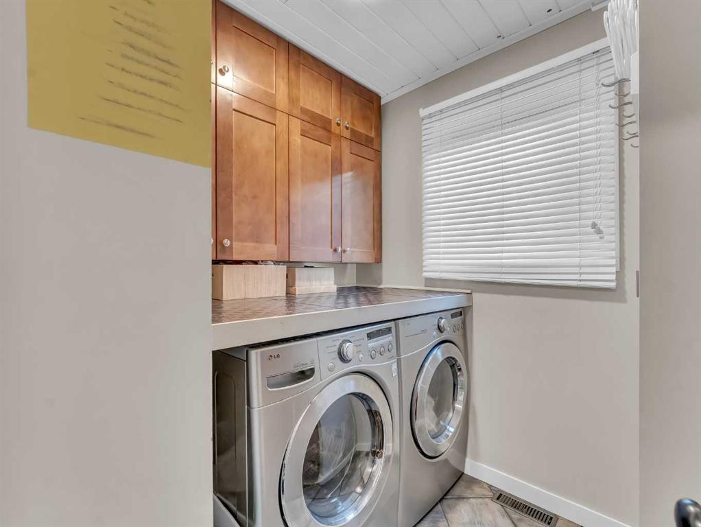 11 Taylor Crescent Se, Medicine Hat, AB - Indoor Photo Showing Laundry Room