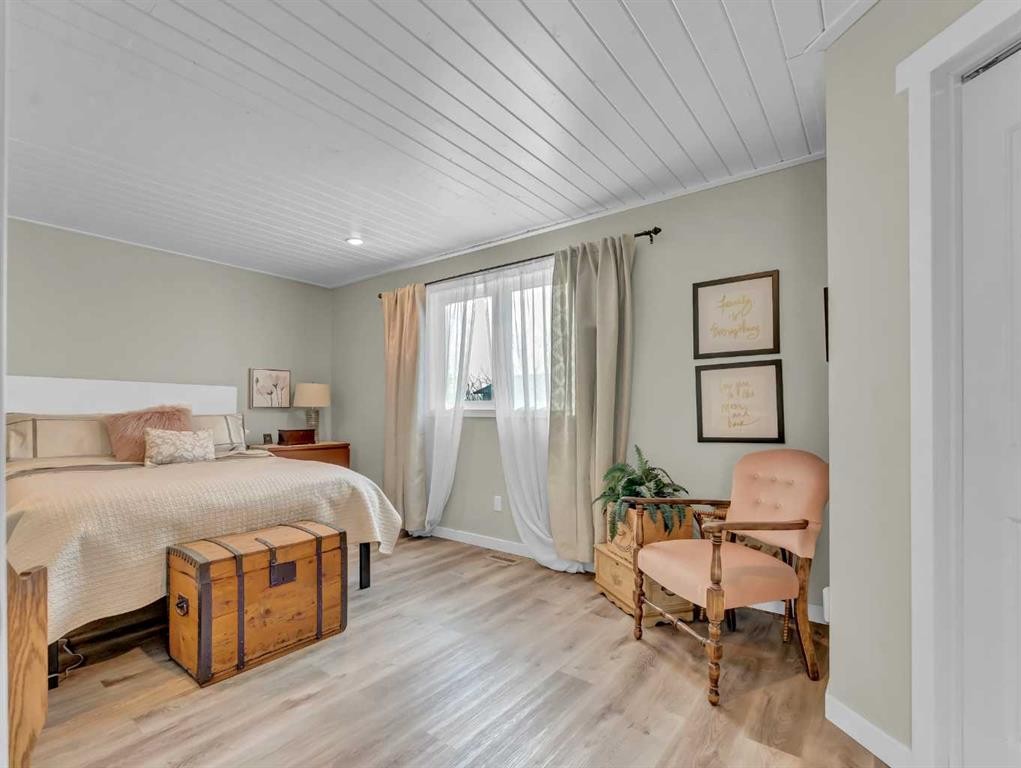 11 Taylor Crescent Se, Medicine Hat, AB - Indoor Photo Showing Bedroom