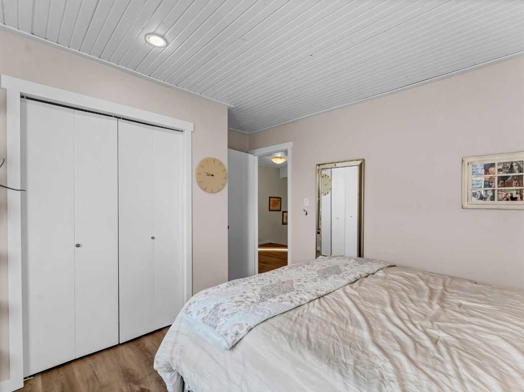 11 Taylor Crescent Se, Medicine Hat, AB - Indoor Photo Showing Bedroom