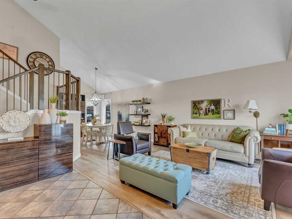 11 Taylor Crescent Se, Medicine Hat, AB - Indoor Photo Showing Living Room