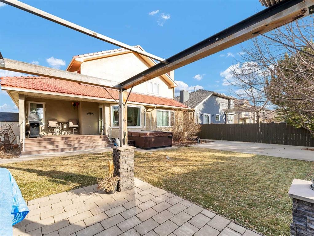 11 Taylor Crescent Se, Medicine Hat, AB - Outdoor With Deck Patio Veranda