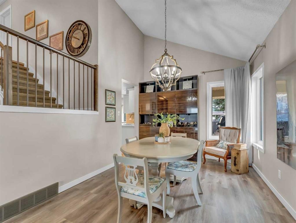 11 Taylor Crescent Se, Medicine Hat, AB - Indoor Photo Showing Dining Room
