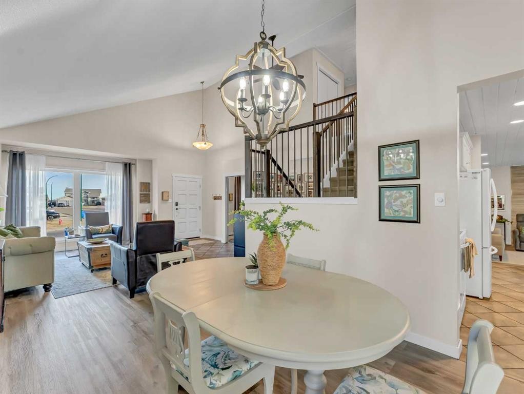 11 Taylor Crescent Se, Medicine Hat, AB - Indoor Photo Showing Dining Room