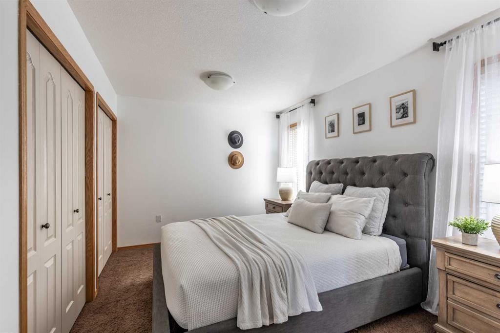 367 Ranchlands Boulevard Ne, Medicine Hat, AB - Indoor Photo Showing Bedroom