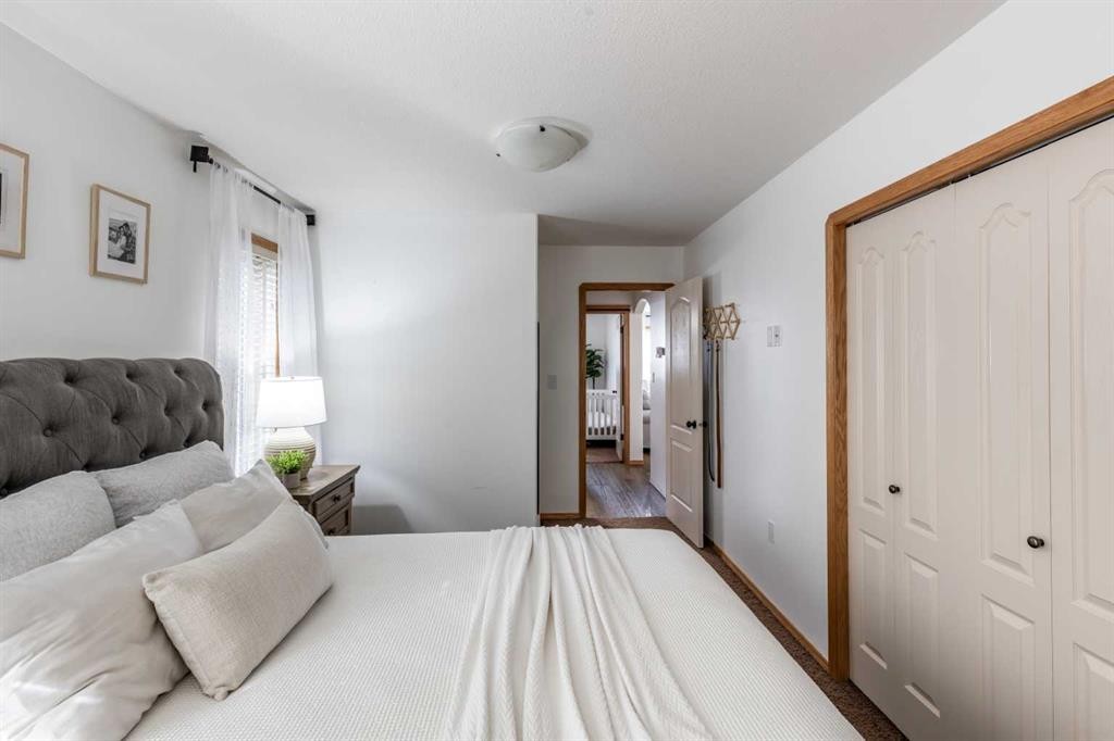 367 Ranchlands Boulevard Ne, Medicine Hat, AB - Indoor Photo Showing Bedroom