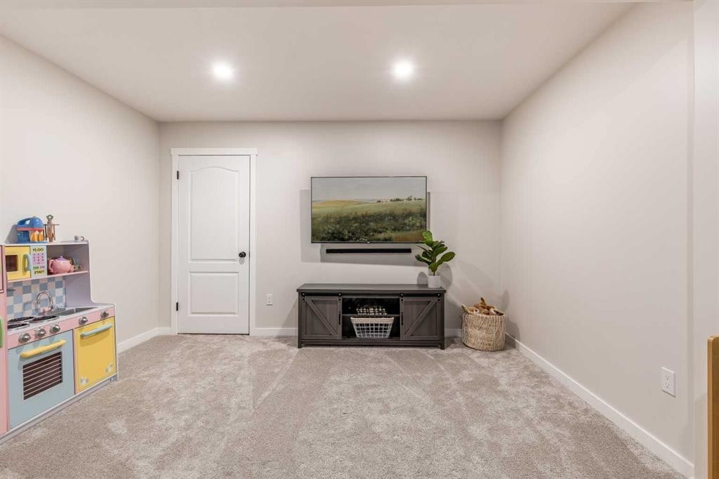367 Ranchlands Boulevard Ne, Medicine Hat, AB - Indoor Photo Showing Other Room