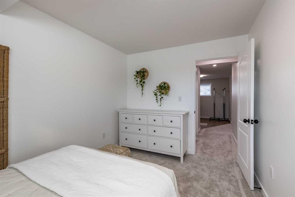 367 Ranchlands Boulevard Ne, Medicine Hat, AB - Indoor Photo Showing Bedroom