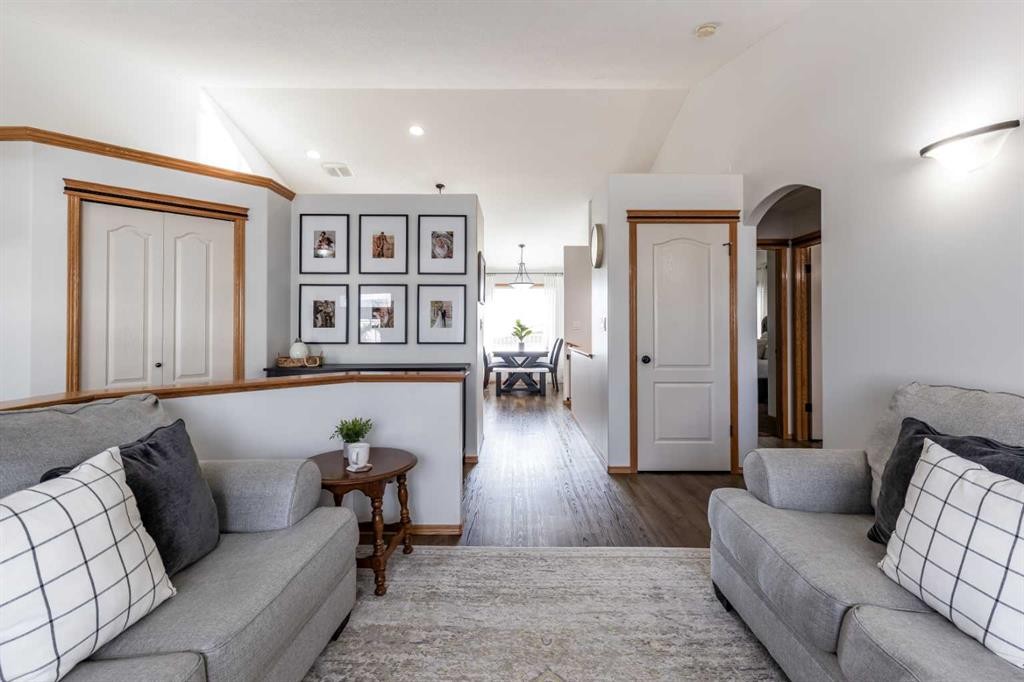 367 Ranchlands Boulevard Ne, Medicine Hat, AB - Indoor Photo Showing Living Room