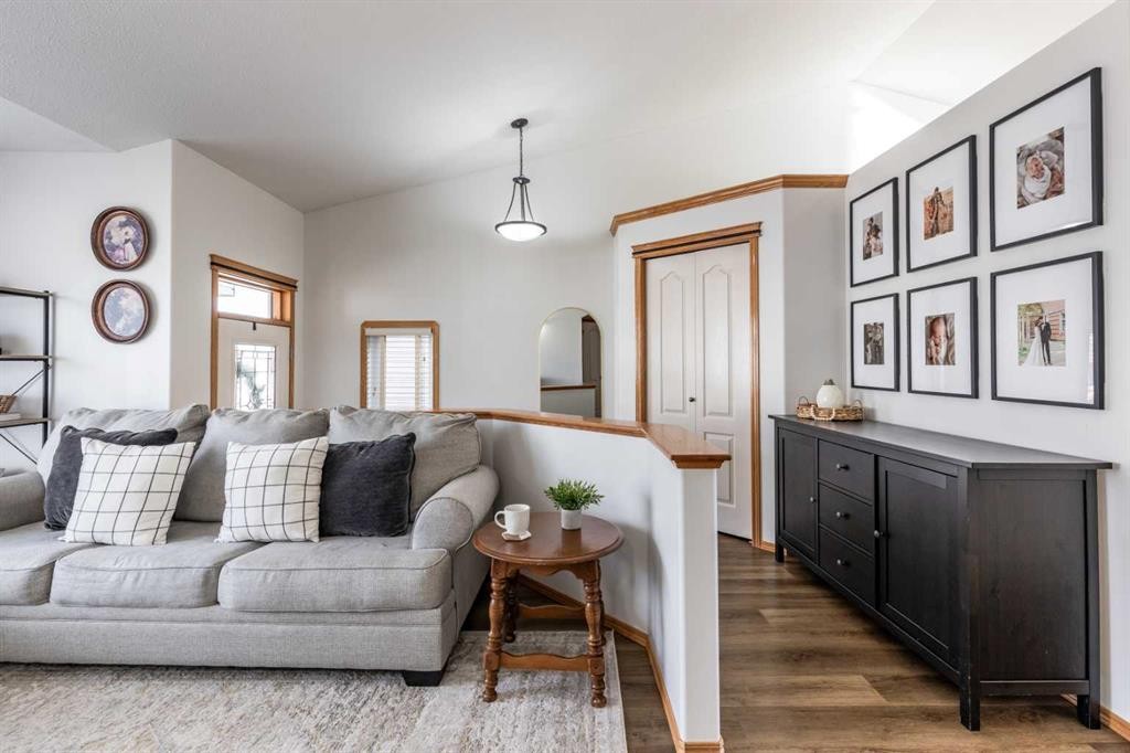 367 Ranchlands Boulevard Ne, Medicine Hat, AB - Indoor Photo Showing Living Room
